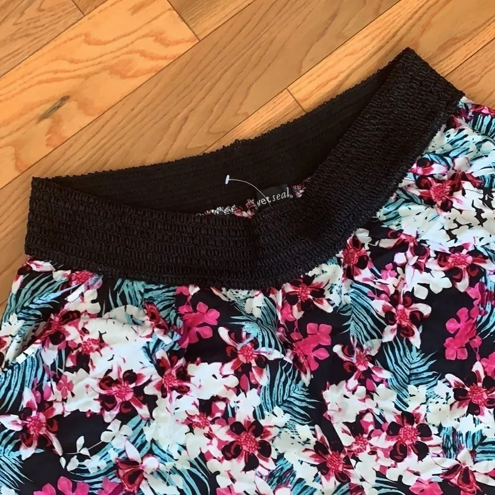 Wet seal Floral pants  - Picture 2 of 2